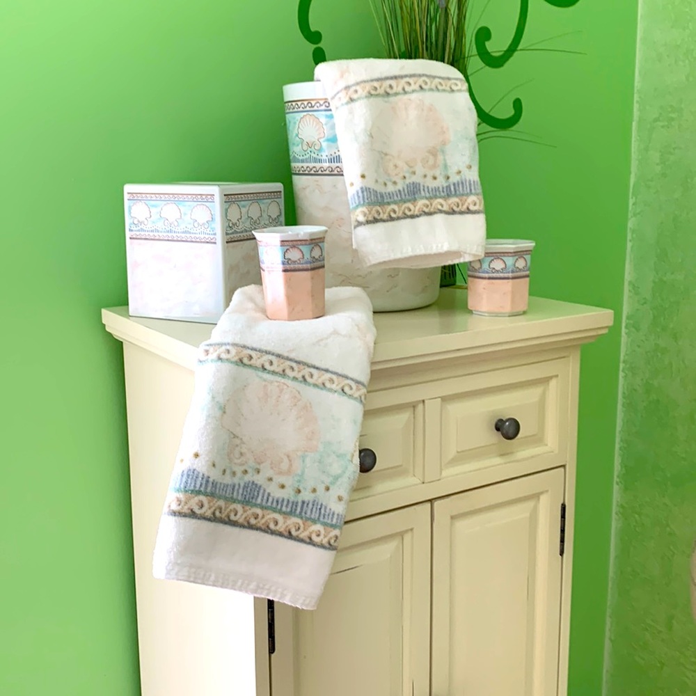 Avalon bathroom accessory set